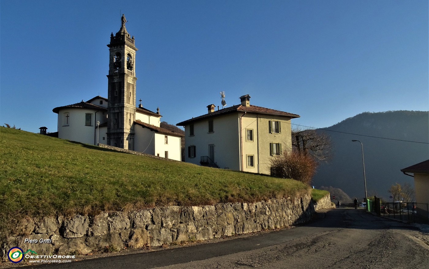 85 Sul percorso del 'Giro del Monte Castello' rientro alla Chiesa di Miragolo San Marco.JPG